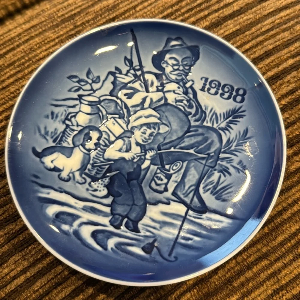 Vintage 1998 Royal Copenhagen Grandparents Collector Plate Gone Fishing U20